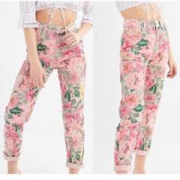 Urban Outfitters Denim - 🌸BDG URBAN OUTFITTERS PINK
FLORAL HIGH WAIST MOM JEANS, sz 25